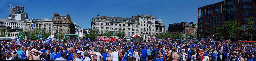 Un panorama de los guardabosques de partidarios en la final de la Copa de la UEFA de 2008, en la zona de aficionados de Piccadilly Gardens. Esta foto fue tomada durante el día antes del partido contra el Zenit de San Petersburgo el 14 de mayo de 2008.