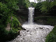 Quedas de Minnehaha cercado por foilage verão verde escuro