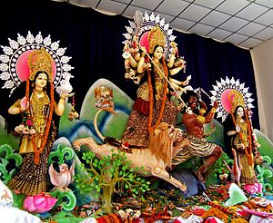 Durga Puja em Dhakeshwari temple.jpg