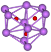 O diagrama de pau e bola mostra três octaedro regular que estão conectados para o próximo um por um superfície eo último um partes de uma superfície com o primeiro. Todos os três têm uma vantagem em comum. Todas as onze vértices são esferas roxo representam césio, e no centro de cada octaedro é uma pequena esfera vermelho que representa oxigénio.