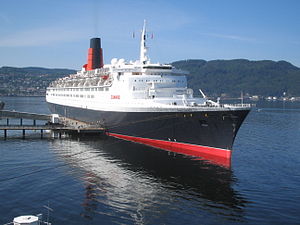 RMS Queen Elizabeth 2 em Trondheim 2008.jpg