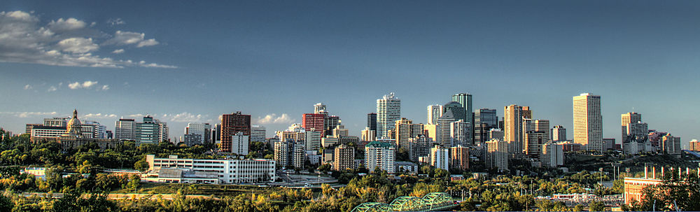 Panorama da skyline de Edmonton tomada em um dia de outono mostrando a descomissionado Rossdale Usina de EPCOR ea Ponte Walterdale.