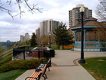 Olhando para o oeste ao longo da North Saskatchewan River Valley escarpa mostrando alguns dos edifícios de apartamentos com vista para o vale.