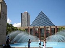 Edmonton City Hall com a torre CN no fundo, forma assumida Sir Winston Churchill Square