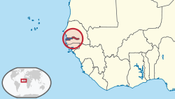 Localização de Gambia (áreas em vermelho escuro dentro do círculo) o na costa da África Ocidental.