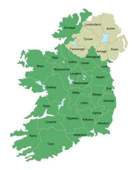 Um mapa de Ireland que mostra beiras do condado tradicionais e nomes com condados da Irlanda do Norte coloridas tan, todos os outros condados de cor verde